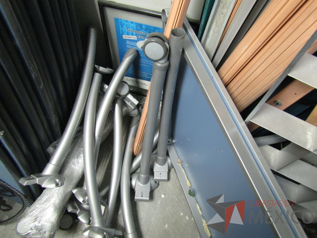 Lote 005 - Lote de 18 cubiertas de madera de diferentes modelos y patas métalicas con ruedas y sin ruedas - Imagen 9