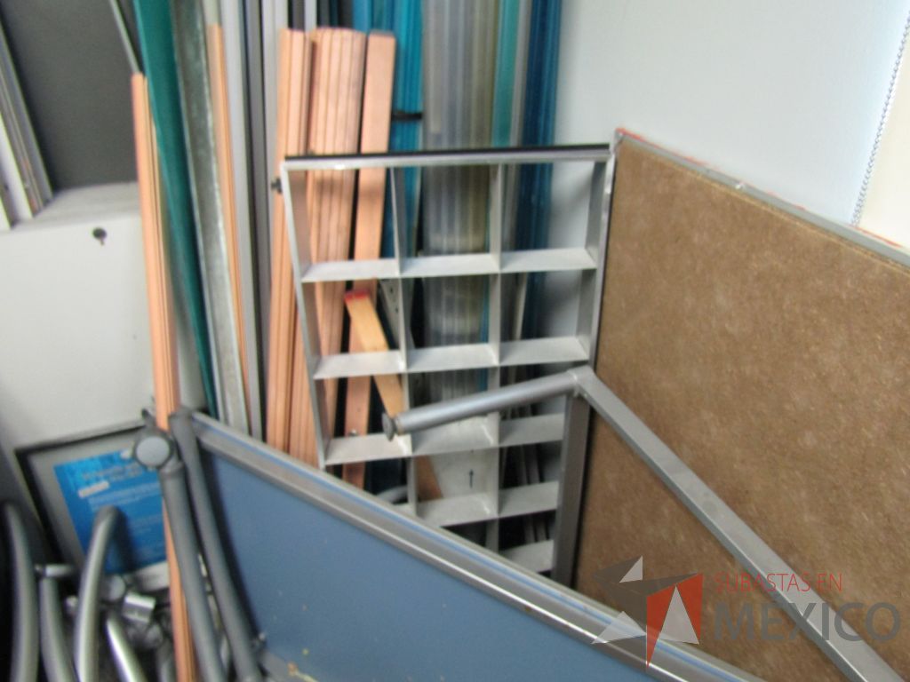Lote 005 - Lote de 18 cubiertas de madera de diferentes modelos y patas métalicas con ruedas y sin ruedas - Imagen 11
