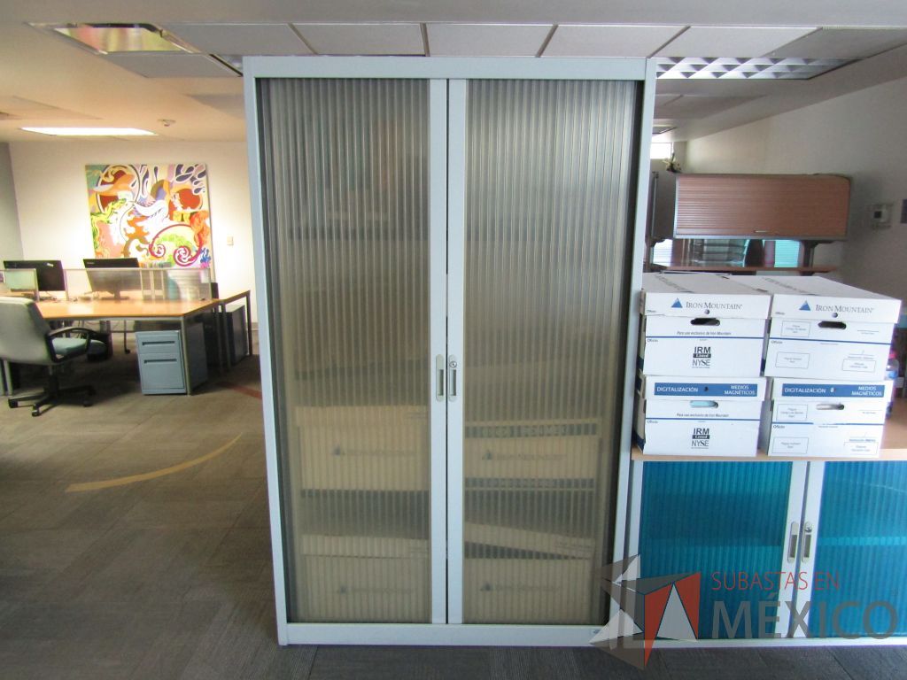 Lote 010 - Gabinete alto de 2 puertas color amarillo y 4 entrepaños - Imagen 2