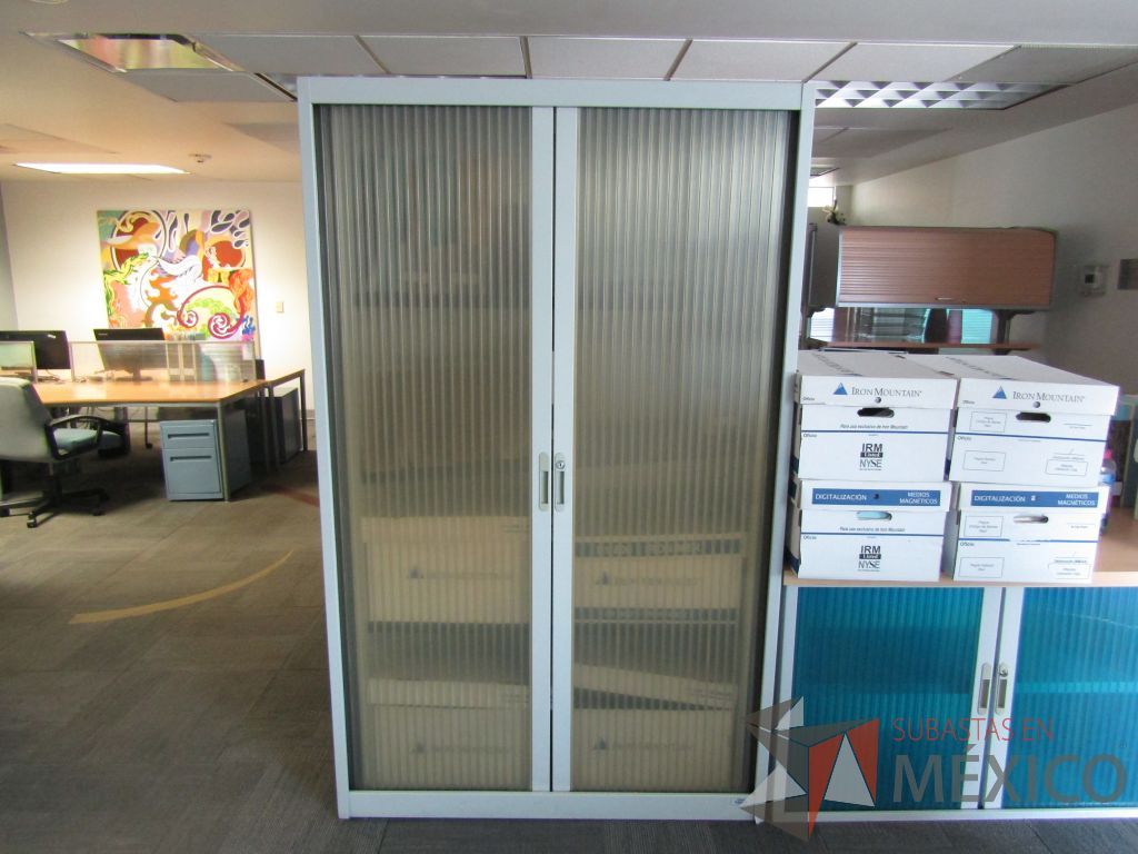 Lote 010 - Gabinete alto de 2 puertas color amarillo y 4 entrepaños