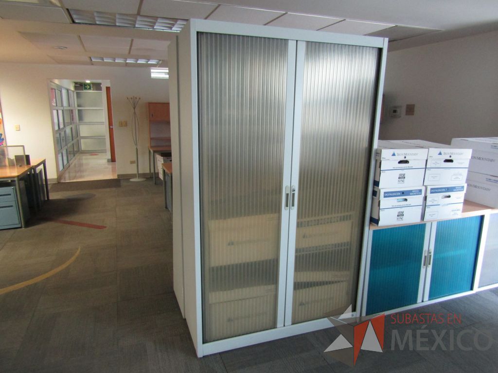 Lote 010 - Gabinete alto de 2 puertas color amarillo y 4 entrepaños - Imagen 3