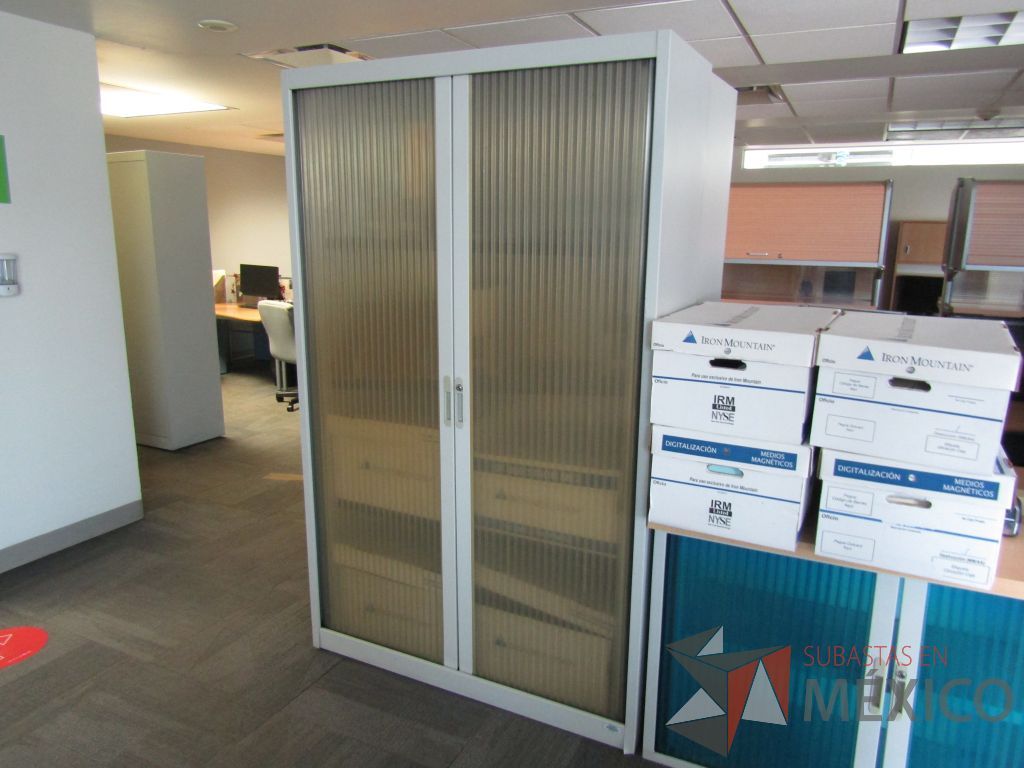 Lote 010 - Gabinete alto de 2 puertas color amarillo y 4 entrepaños - Imagen 4