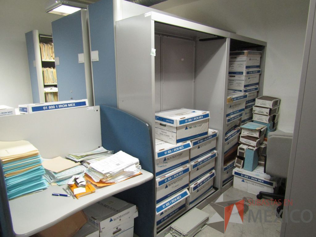 Lote 011 - Gabinete alto métalico color gris sin puerta