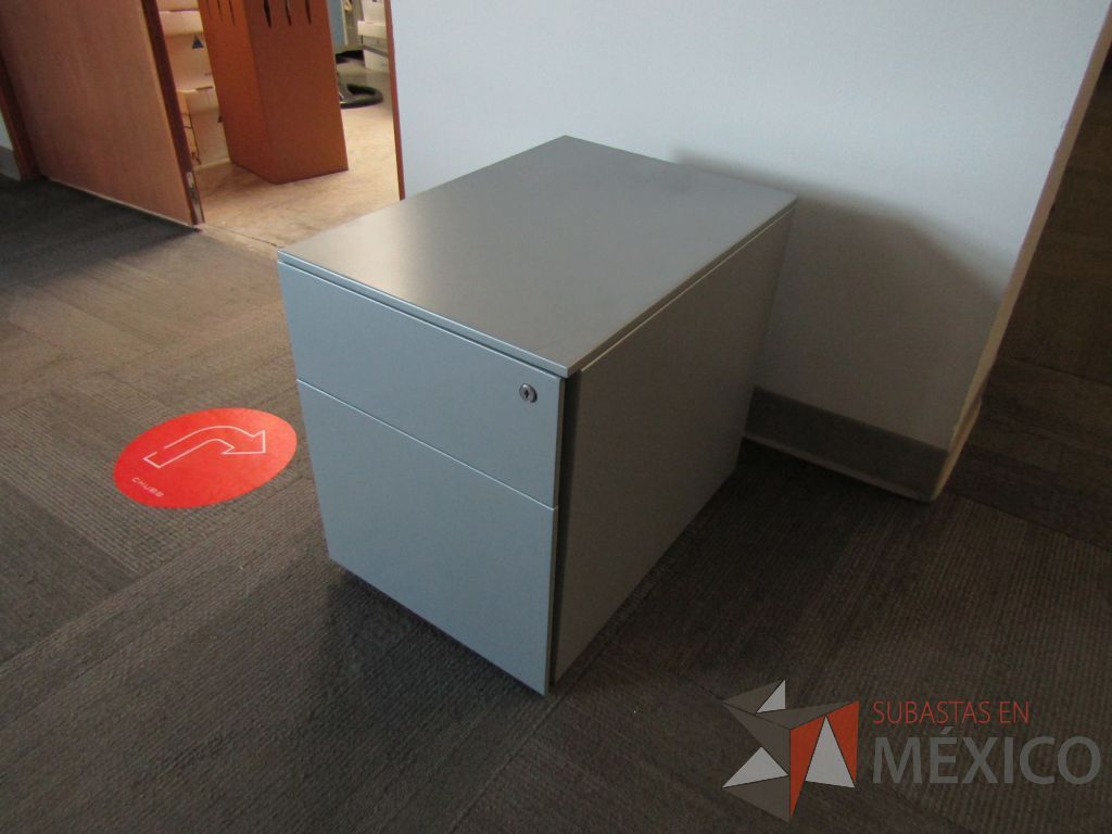 Lote 012 - Archivero métalico vertical de 2 cajones color gris. ( En mal estado.) - Imagen 5
