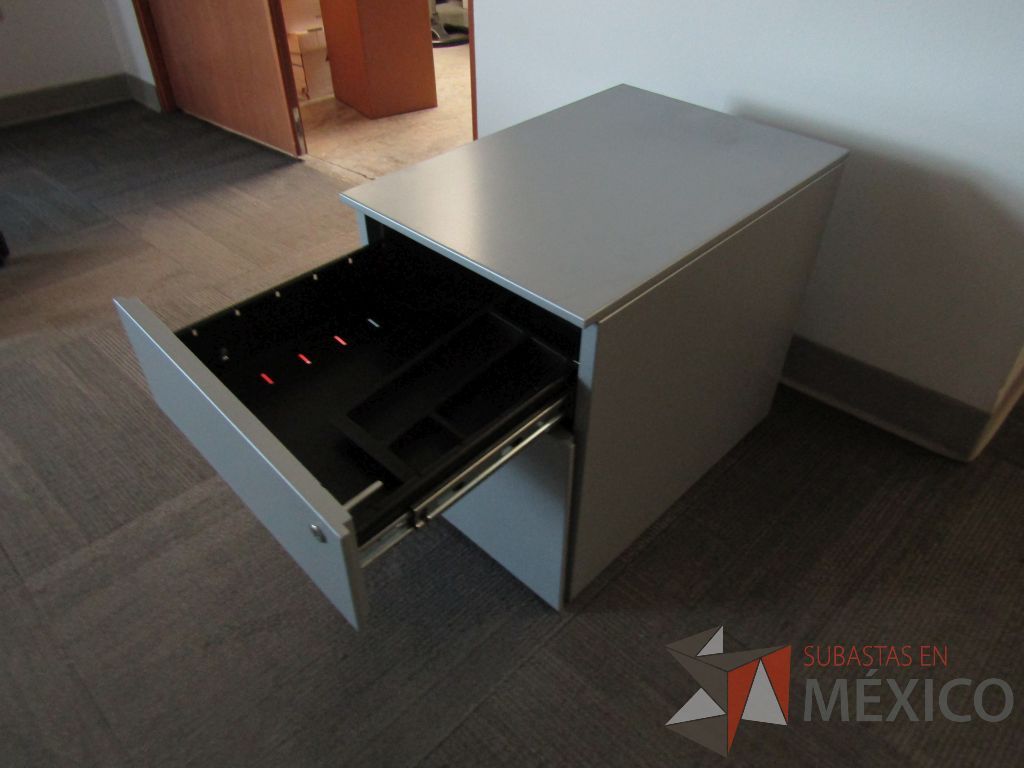 Lote 012 - Archivero métalico vertical de 2 cajones color gris. ( En mal estado.) - Imagen 6