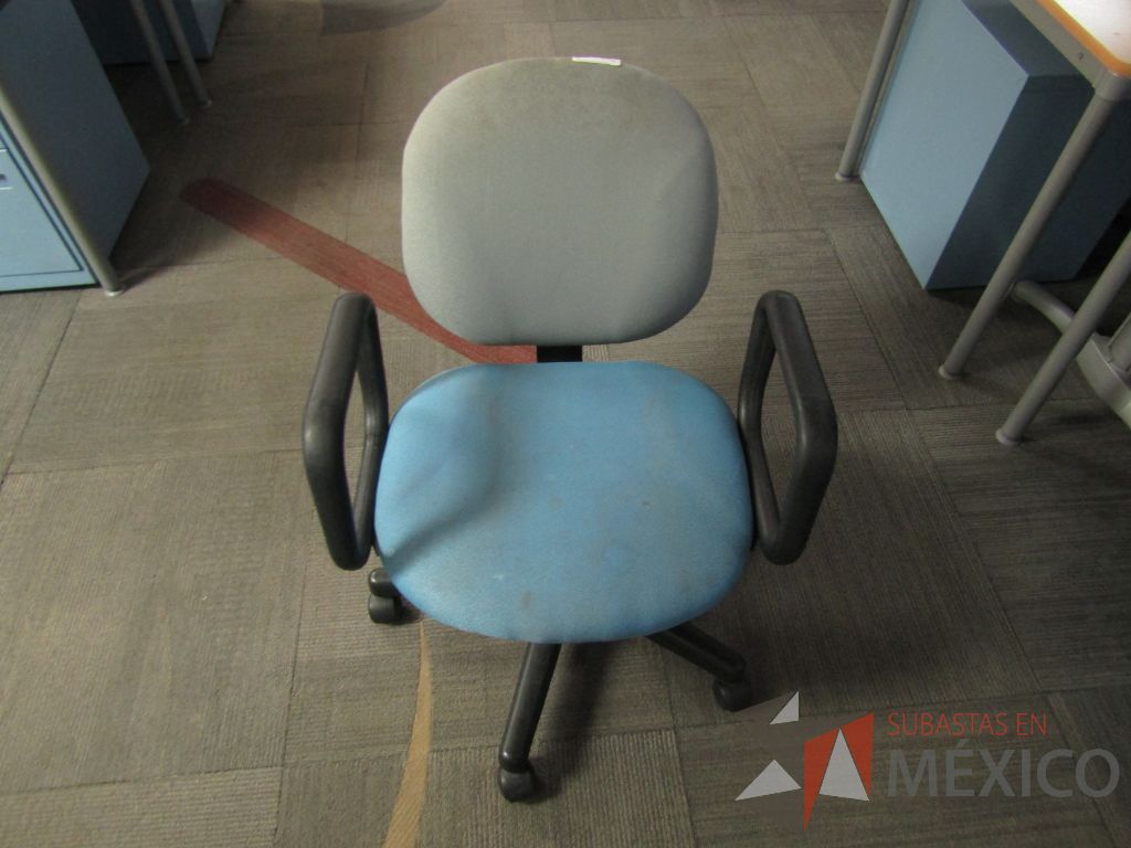 Lote 015 - Silla secretarial con ruedas, descansabrazos fijo, asiento y respaldo en tela color azul con gris