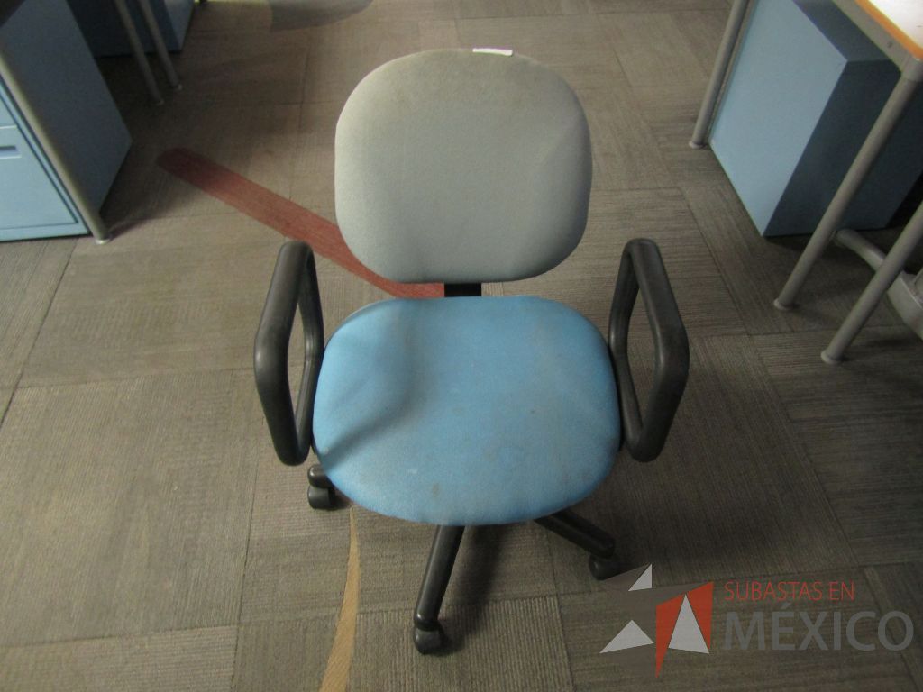Lote 015 - Silla secretarial con ruedas, descansabrazos fijo, asiento y respaldo en tela color azul con gris - Imagen 2