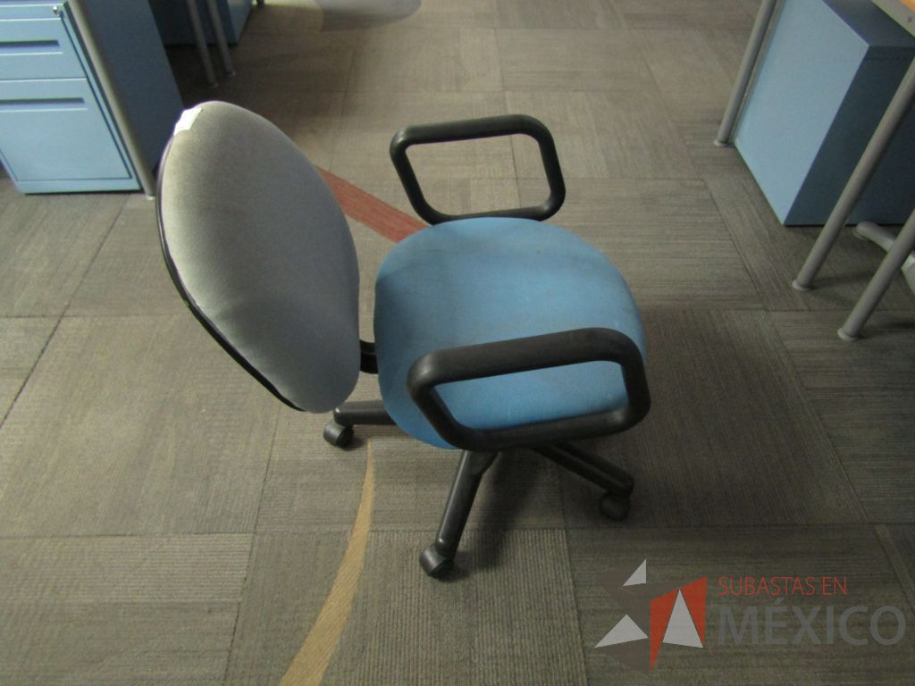 Lote 015 - Silla secretarial con ruedas, descansabrazos fijo, asiento y respaldo en tela color azul con gris - Imagen 3