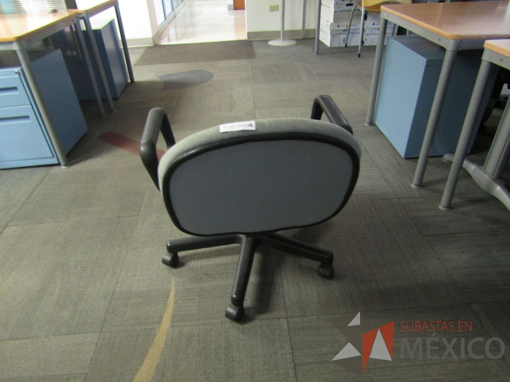 Lote 015 - Silla secretarial con ruedas, descansabrazos fijo, asiento y respaldo en tela color azul con gris - Imagen 4