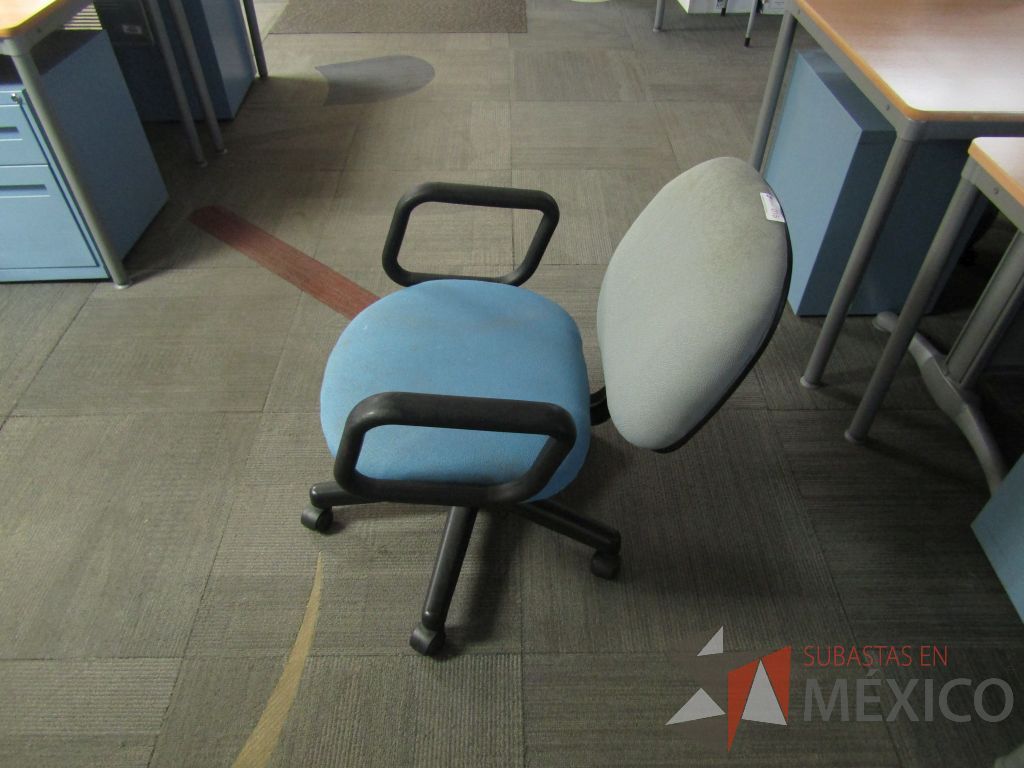 Lote 015 - Silla secretarial con ruedas, descansabrazos fijo, asiento y respaldo en tela color azul con gris - Imagen 5