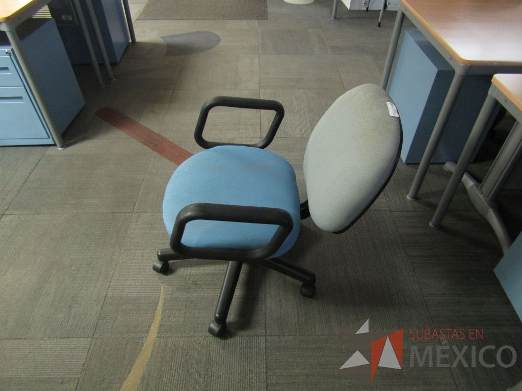 Lote 015 - Silla secretarial con ruedas, descansabrazos fijo, asiento y respaldo en tela color azul con gris - Imagen 6