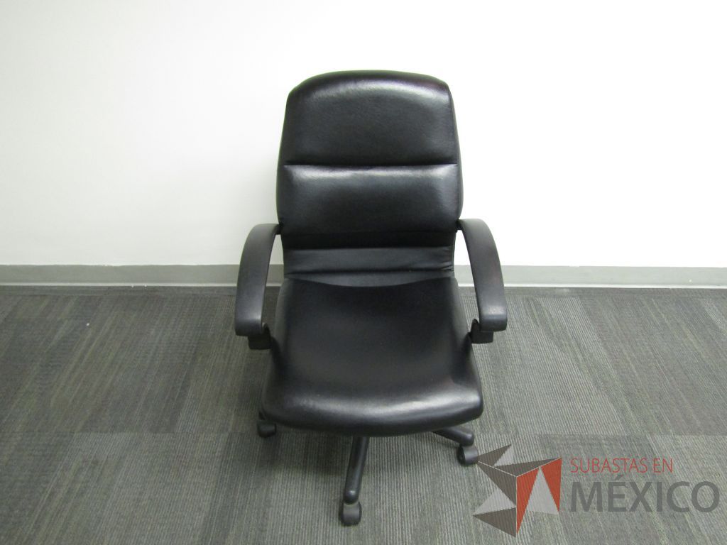 Lote 138 - Silla operativa con ruedas, descansabrazos fijo, asiento y respaldo tipo piel color negro