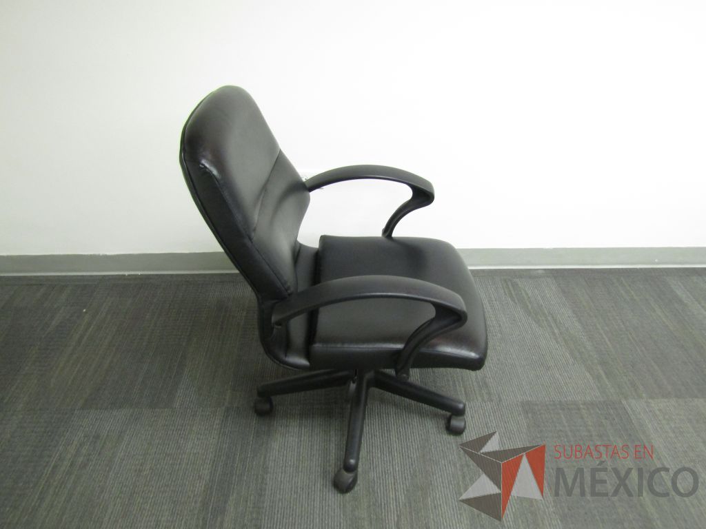 Lote 138 - Silla operativa con ruedas, descansabrazos fijo, asiento y respaldo tipo piel color negro - Imagen 2