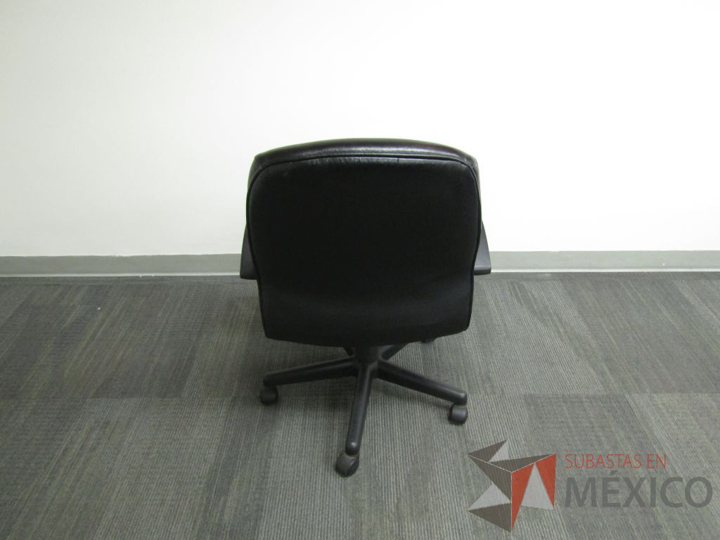 Lote 138 - Silla operativa con ruedas, descansabrazos fijo, asiento y respaldo tipo piel color negro - Imagen 3