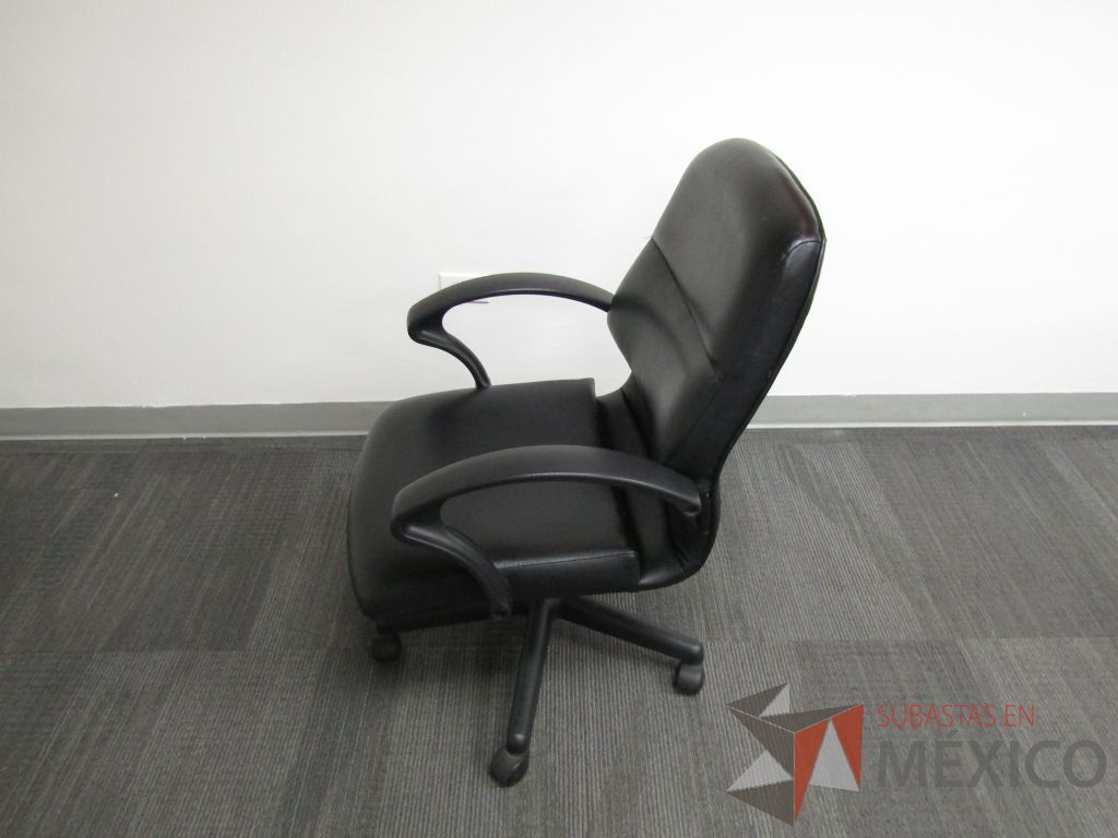 Lote 138 - Silla operativa con ruedas, descansabrazos fijo, asiento y respaldo tipo piel color negro - Imagen 4