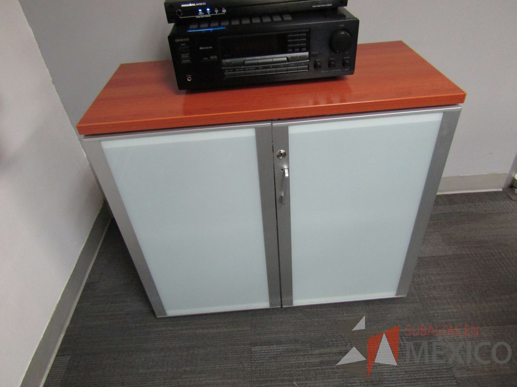 Lote 434 - Gabinete con 2 puertas de cristal y cubierta color café - Imagen 2