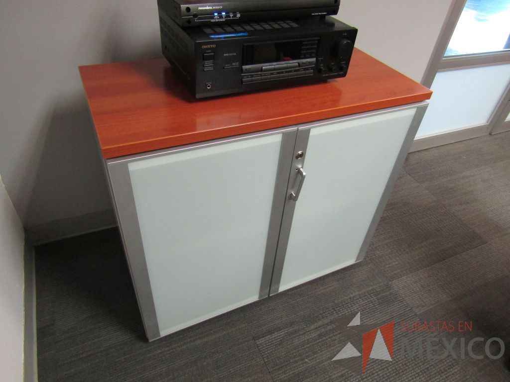 Lote 434 - Gabinete con 2 puertas de cristal y cubierta color café - Imagen 4