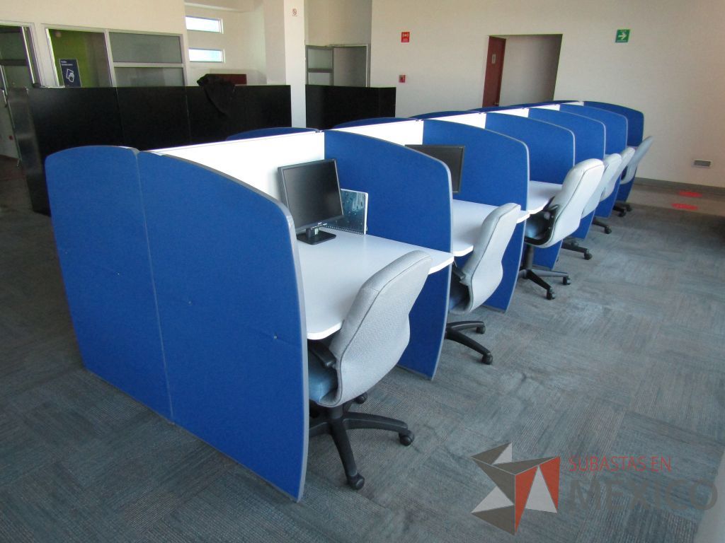 Lote 023 - Estación de trabajo lineal para 6 personas, mampara baja color azul y blanco