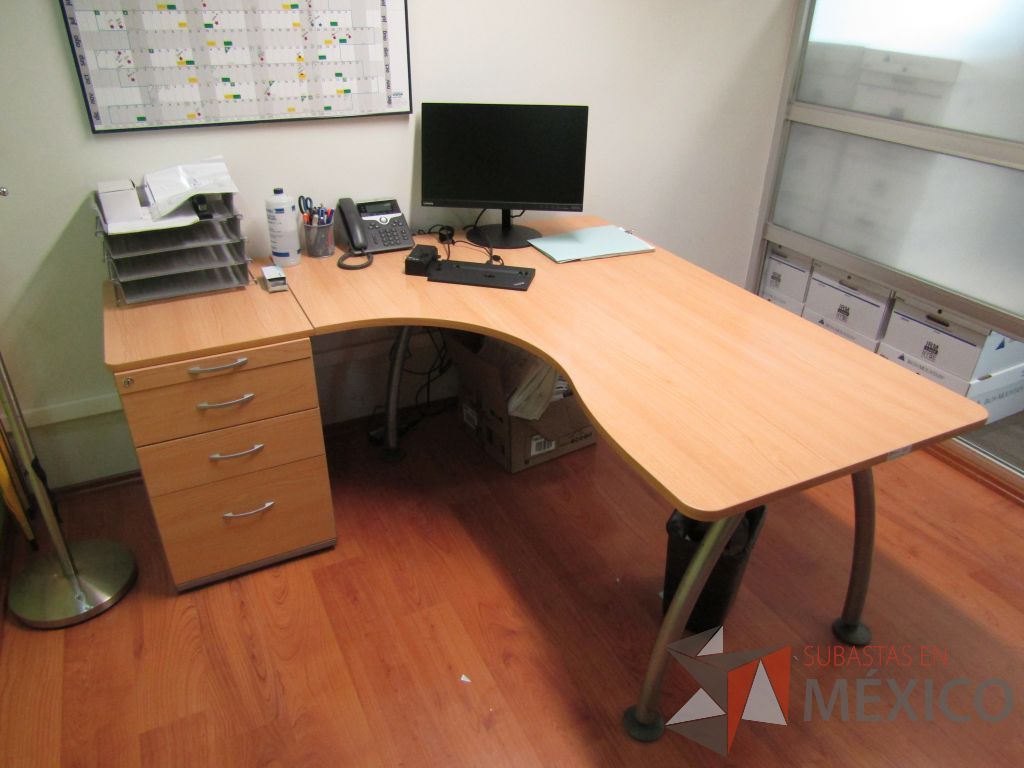 Lote 027 - Escritorio en escuadra con archivero de pedestal con 4 cajones, patas metálicas, cubierta color madera