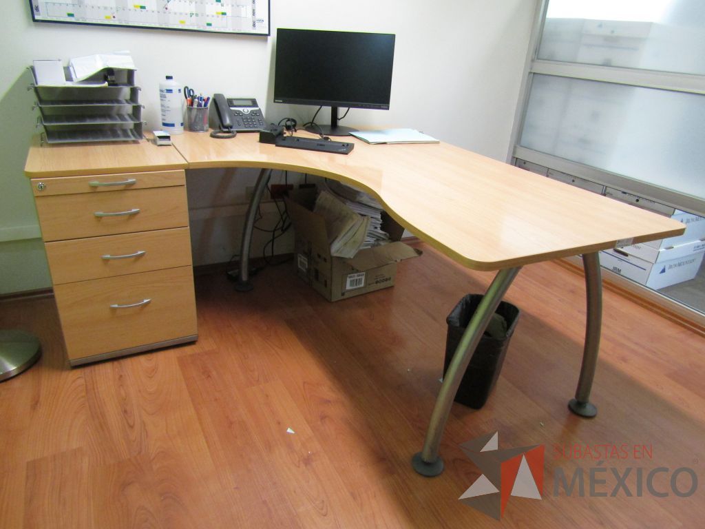 Lote 027 - Escritorio en escuadra con archivero de pedestal con 4 cajones, patas metálicas, cubierta color madera - Imagen 3