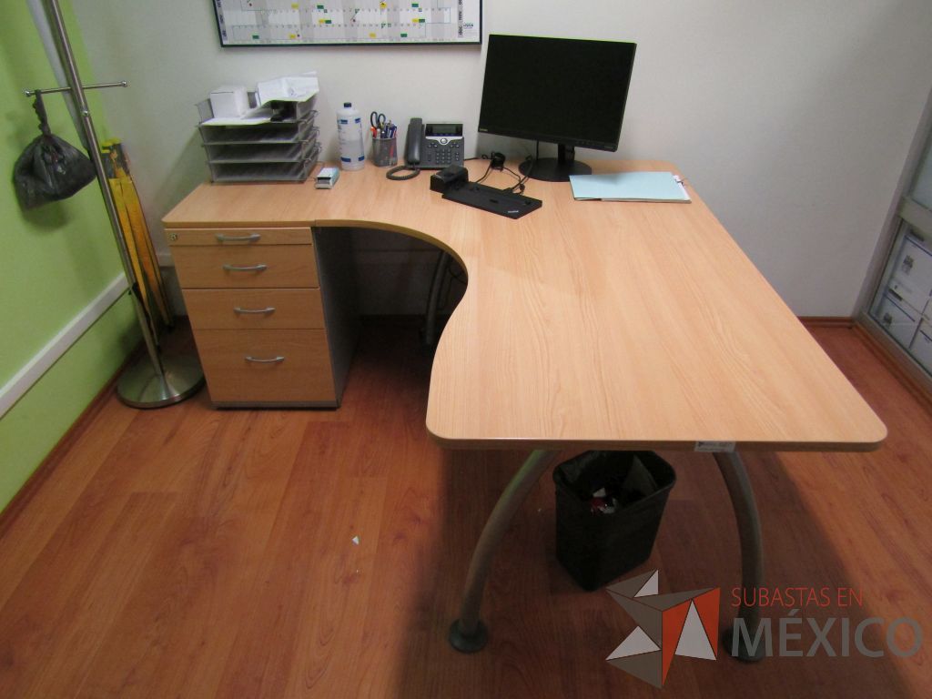 Lote 027 - Escritorio en escuadra con archivero de pedestal con 4 cajones, patas metálicas, cubierta color madera - Imagen 4