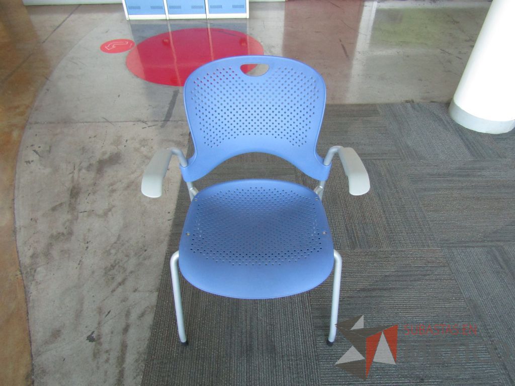 Lote 379 - Silla fija, asiento y respaldo en plastico color azul
