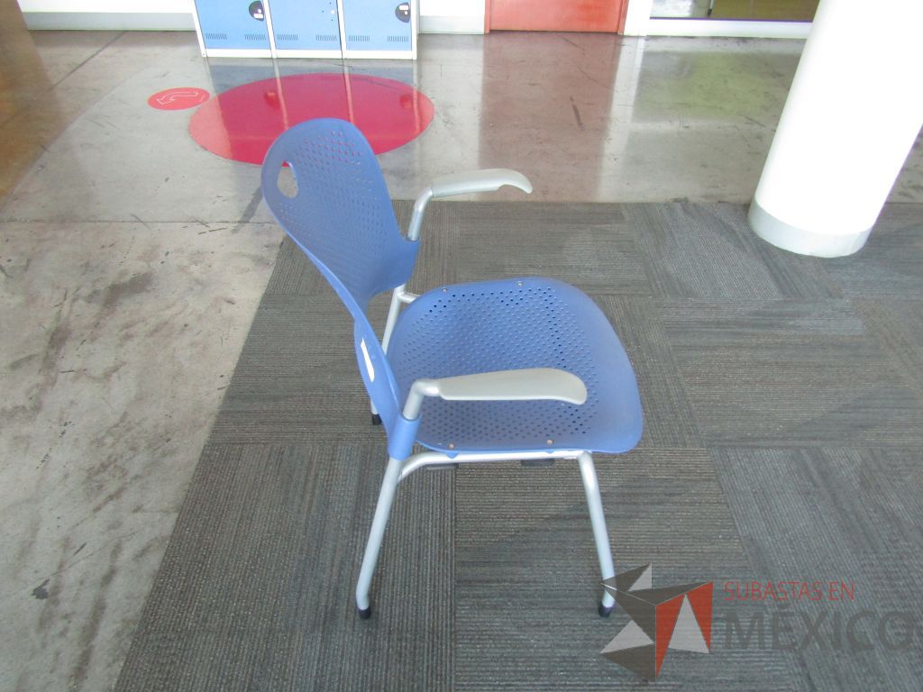 Lote 379 - Silla fija, asiento y respaldo en plastico color azul - Imagen 2