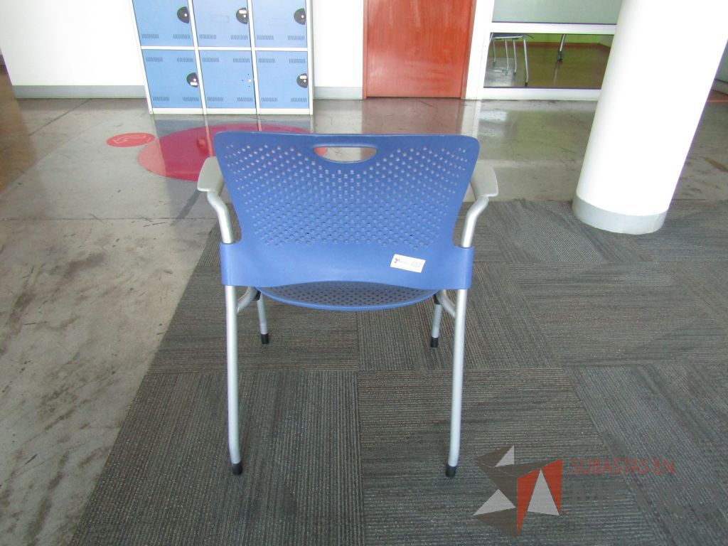 Lote 379 - Silla fija, asiento y respaldo en plastico color azul - Imagen 3