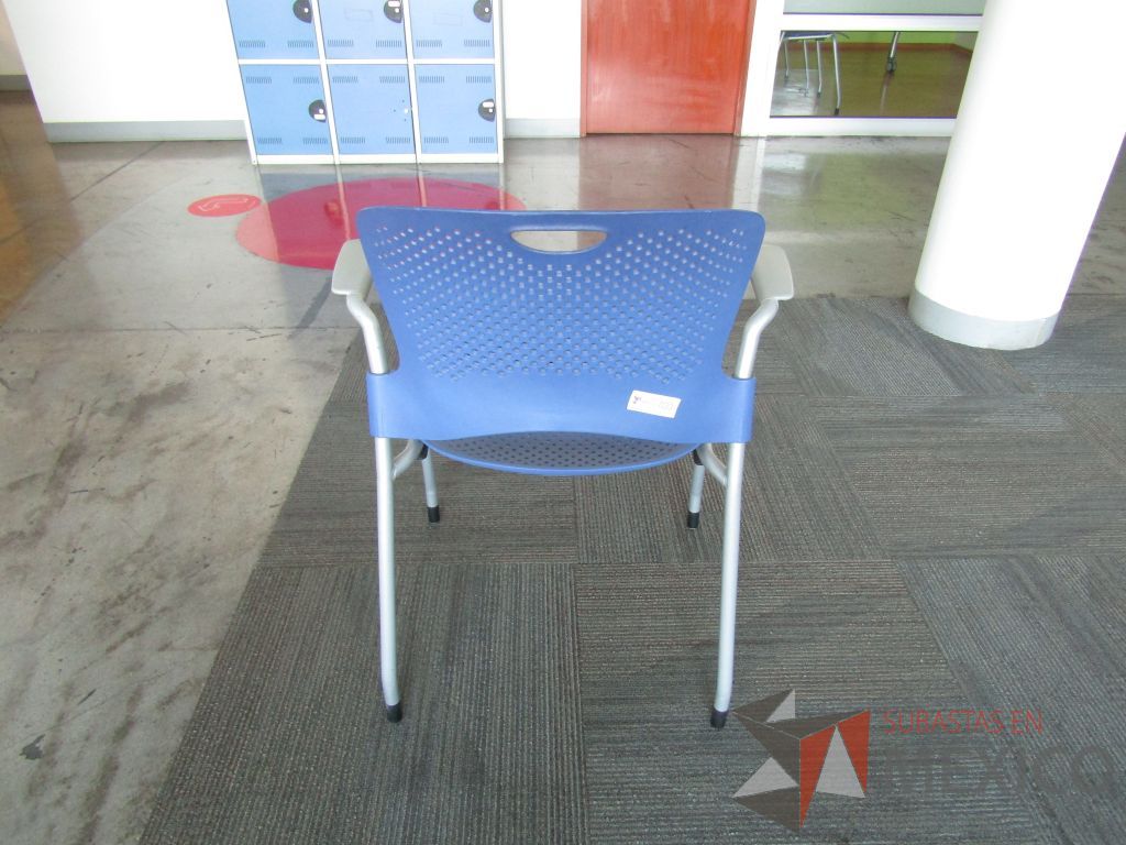 Lote 379 - Silla fija, asiento y respaldo en plastico color azul - Imagen 4