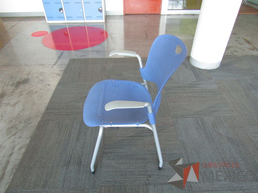 Lote 379 - Silla fija, asiento y respaldo en plastico color azul - Imagen 5