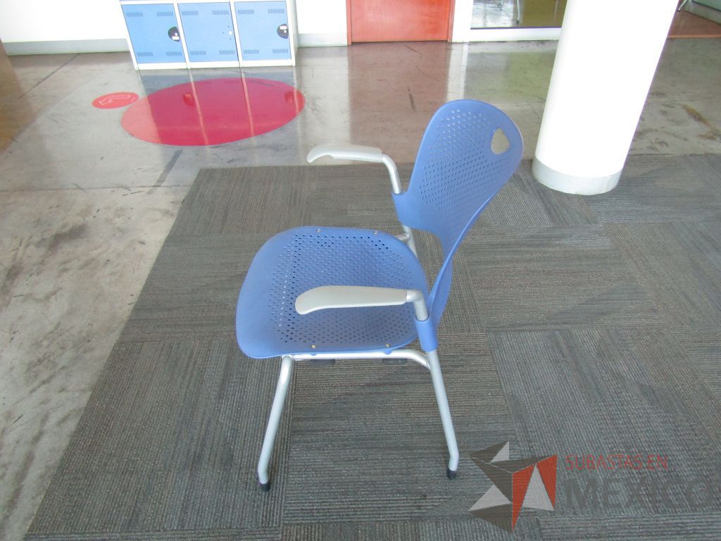 Lote 379 - Silla fija, asiento y respaldo en plastico color azul - Imagen 6