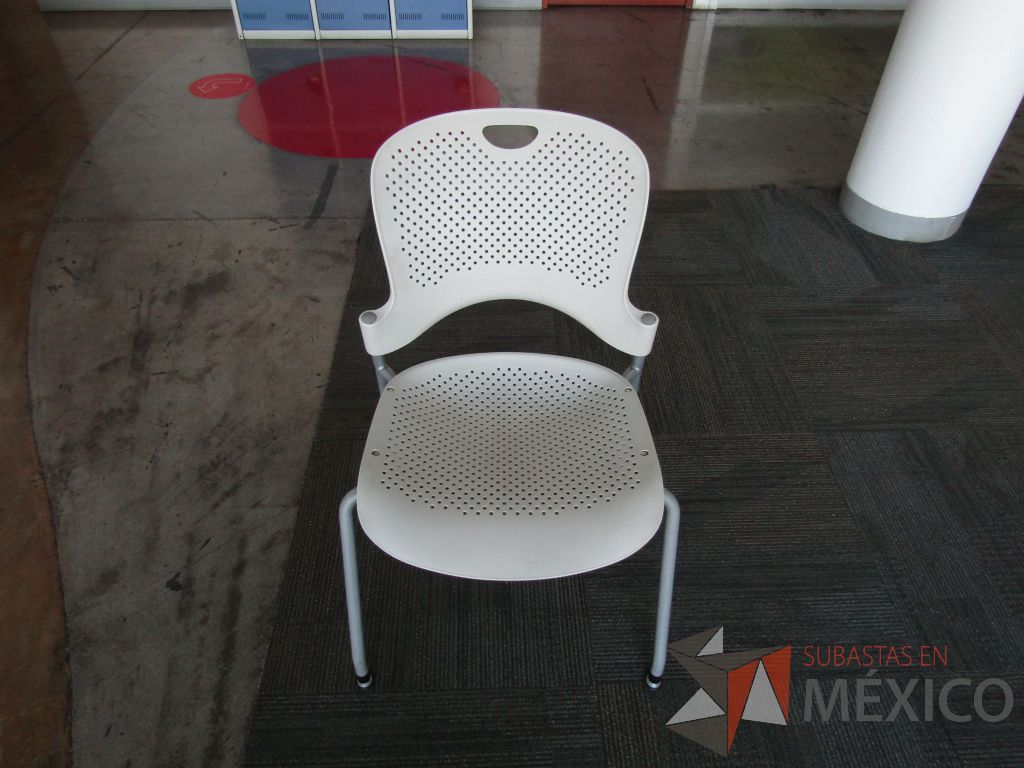 Lote 246 - Silla fija, asiento y respaldo en plástico color blanco
