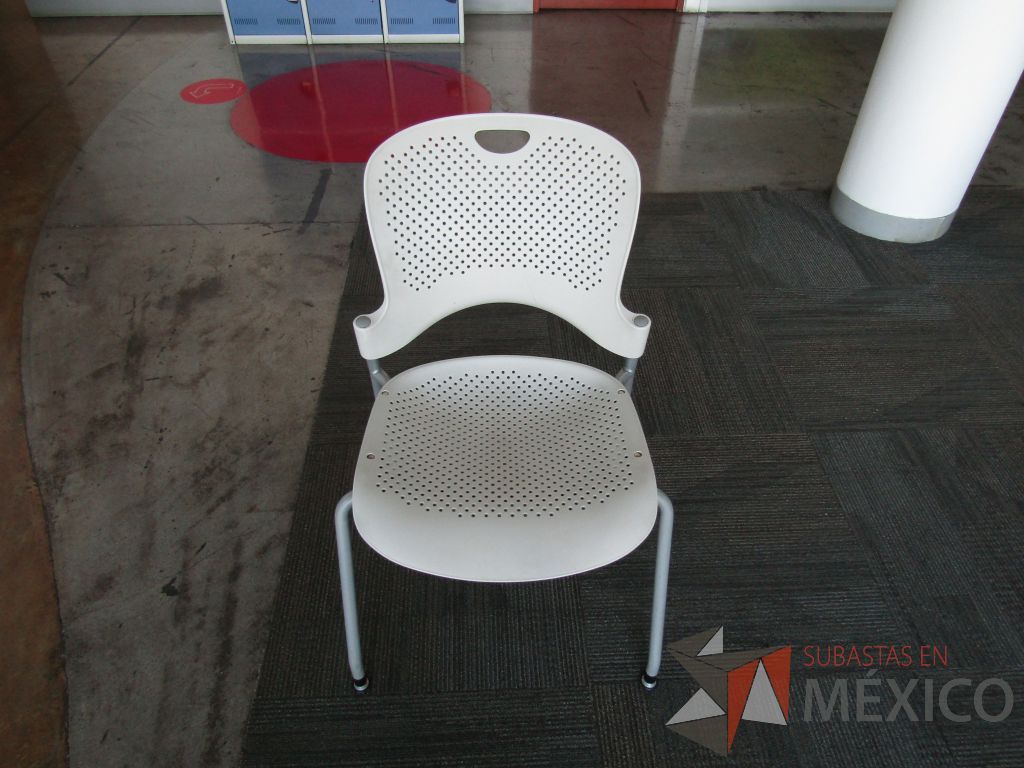 Lote 246 - Silla fija, asiento y respaldo en plástico color blanco - Imagen 2