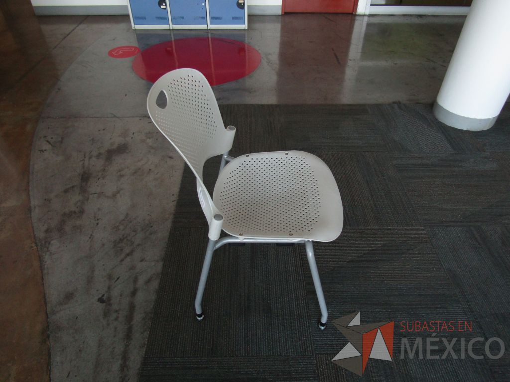 Lote 246 - Silla fija, asiento y respaldo en plástico color blanco - Imagen 3