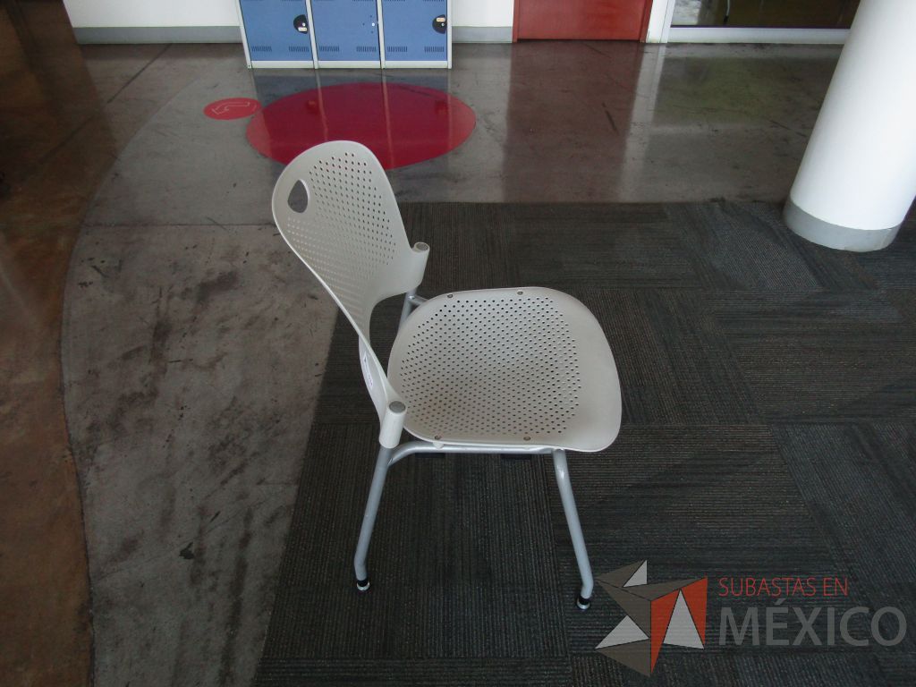 Lote 246 - Silla fija, asiento y respaldo en plástico color blanco - Imagen 4