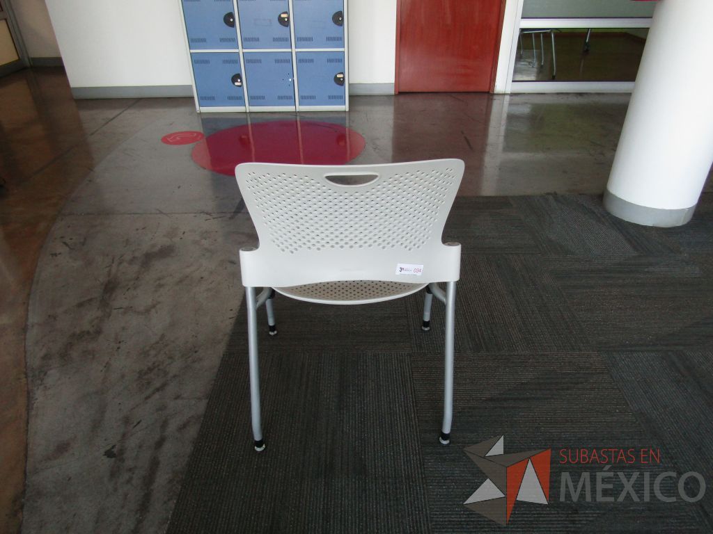Lote 246 - Silla fija, asiento y respaldo en plástico color blanco - Imagen 5