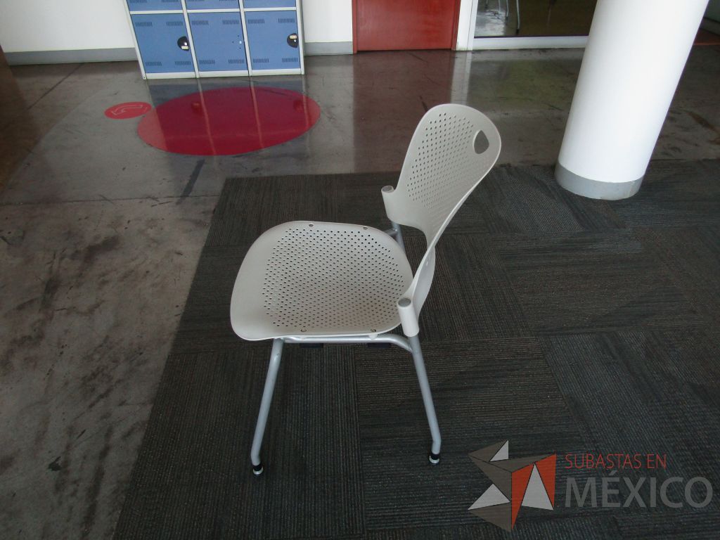 Lote 246 - Silla fija, asiento y respaldo en plástico color blanco - Imagen 6