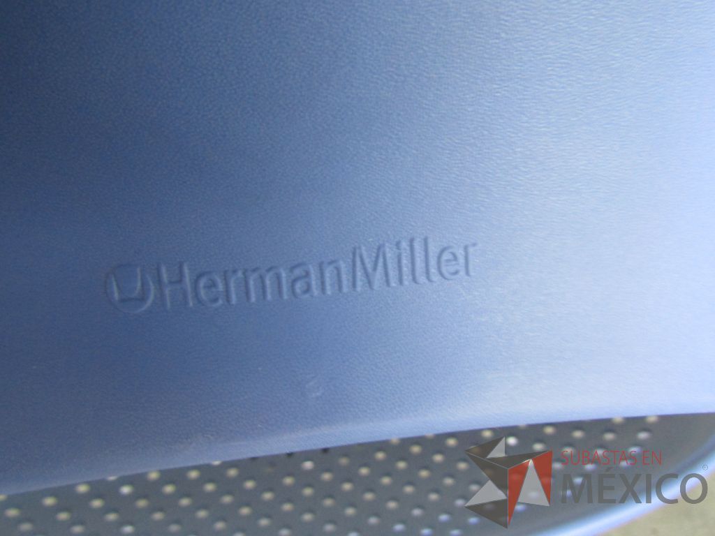 Lote 379 - Silla fija, asiento y respaldo en plastico color azul - Imagen 7