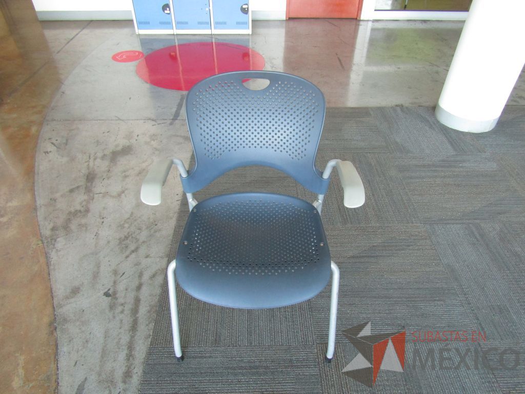 Lote 255 - Silla fija, descansabrazos fijo, asiento y respaldo en plástico color azul obscuro