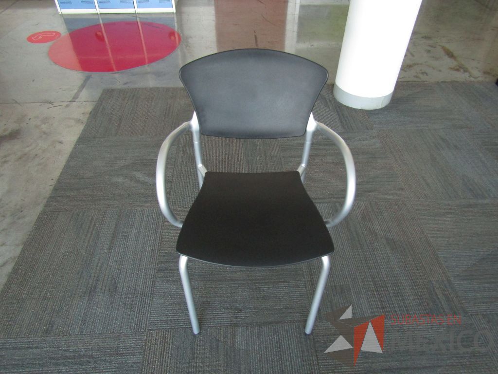 Lote 037 - Silla fija, descansabrazos fijo, asiento y respaldo en plástico color negro estructura metálica - Imagen 2