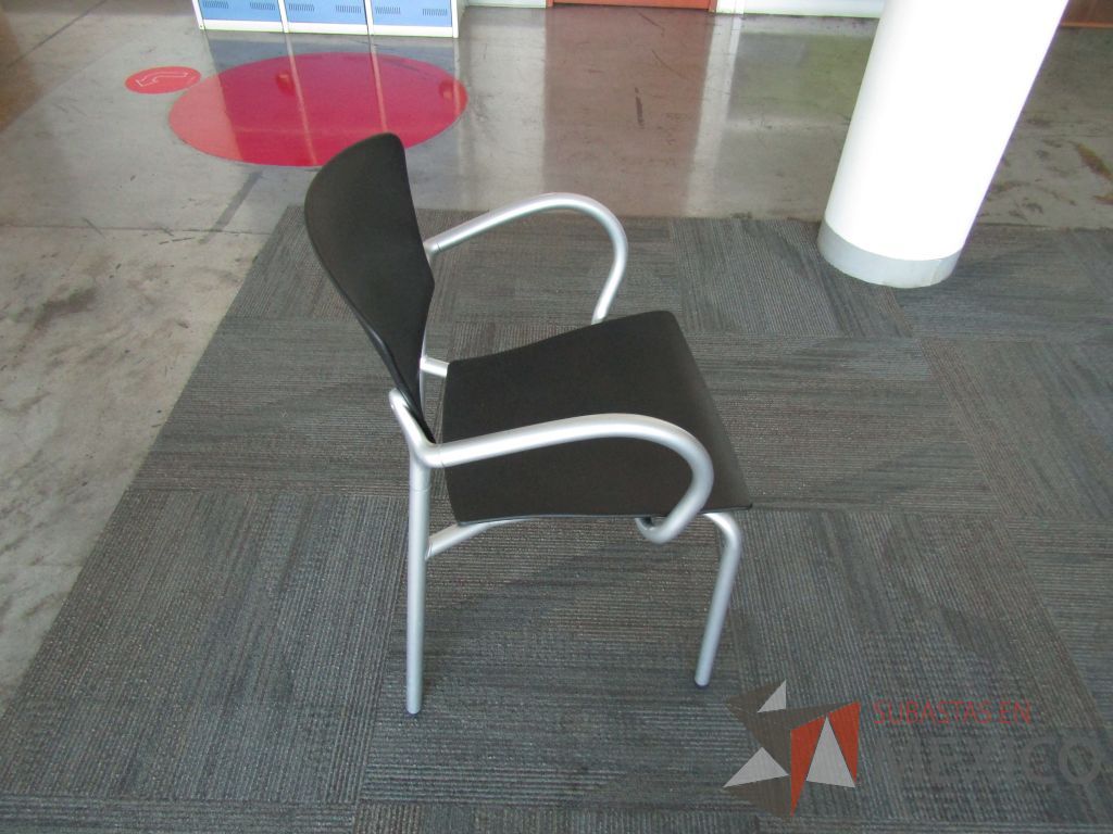 Lote 037 - Silla fija, descansabrazos fijo, asiento y respaldo en plástico color negro estructura metálica - Imagen 3