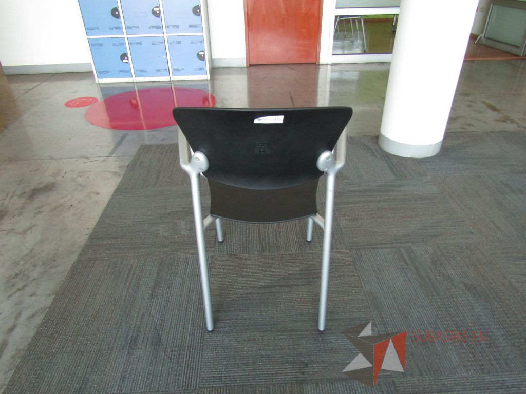 Lote 037 - Silla fija, descansabrazos fijo, asiento y respaldo en plástico color negro estructura metálica - Imagen 4