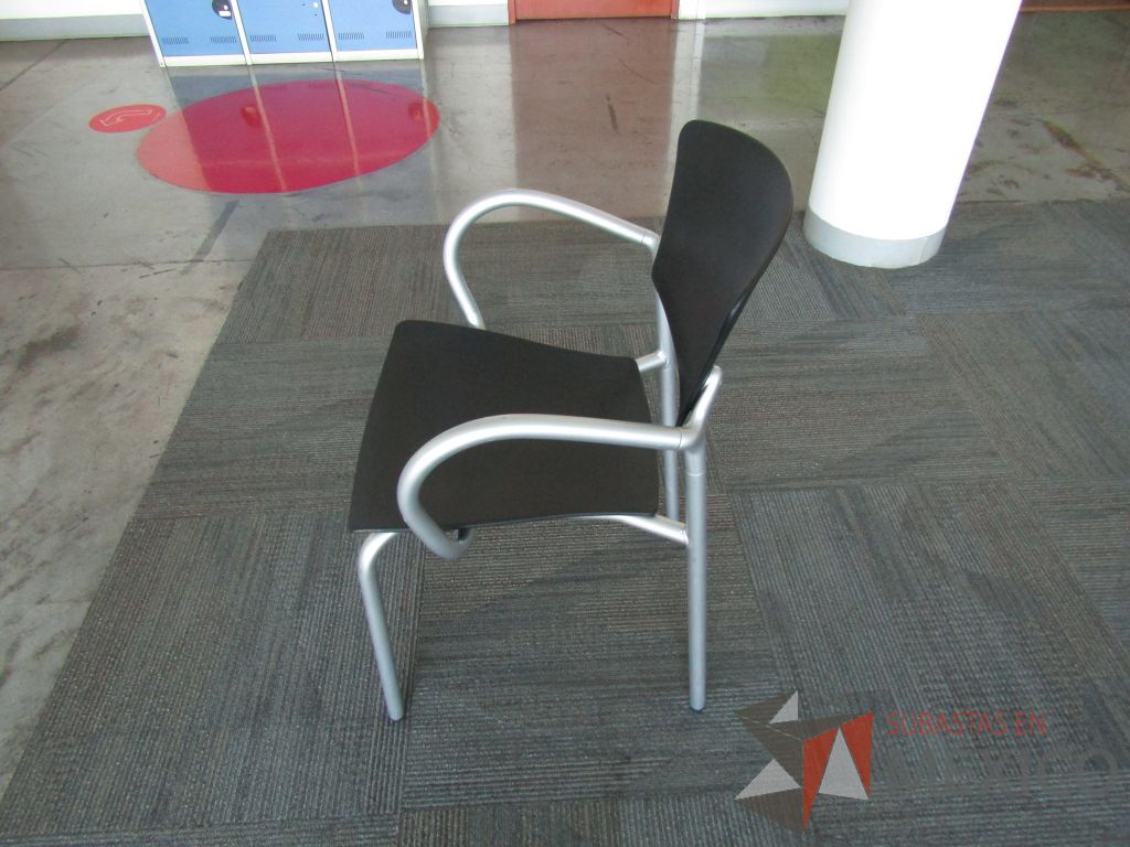 Lote 037 - Silla fija, descansabrazos fijo, asiento y respaldo en plástico color negro estructura metálica - Imagen 5