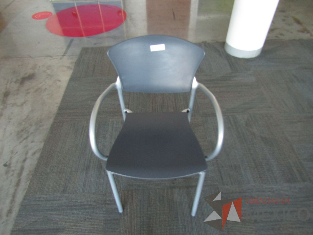 Lote 259 - Silla fija, descansabrazos fijo, asiento y respaldo en plástico color gris estructura metálica