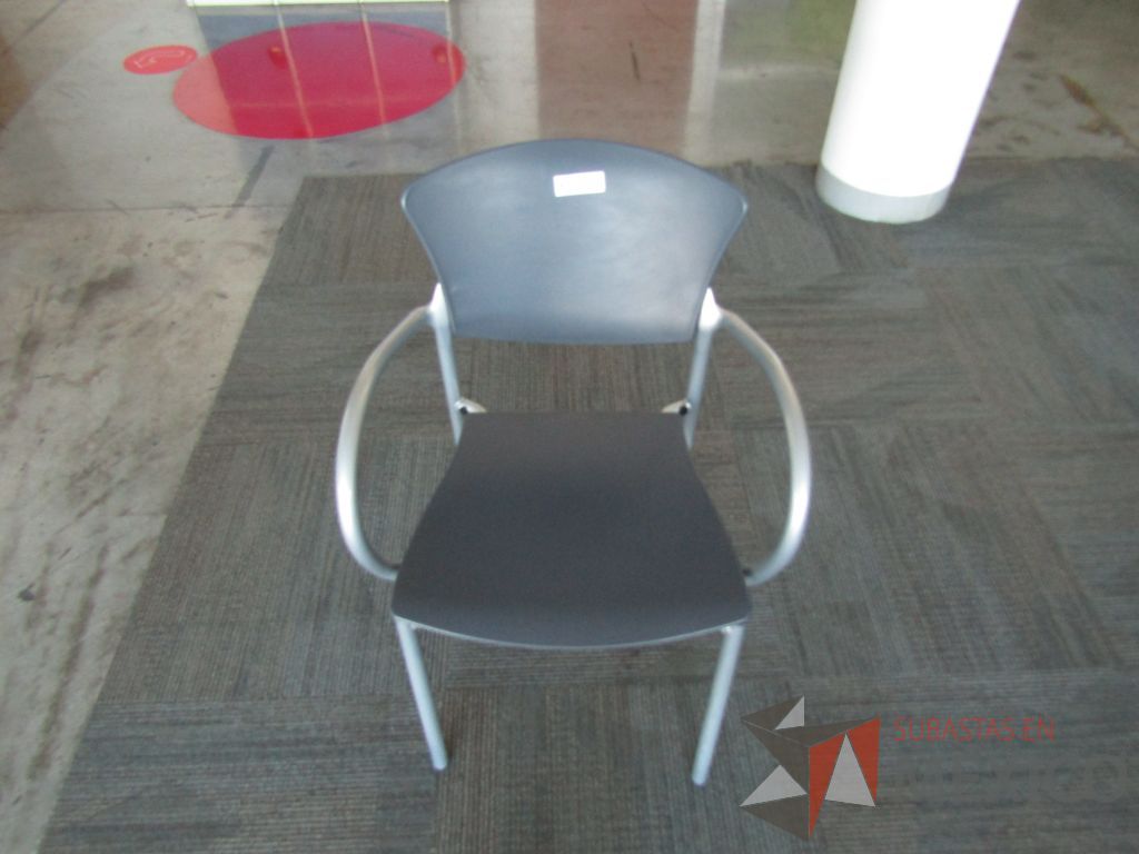 Lote 259 - Silla fija, descansabrazos fijo, asiento y respaldo en plástico color gris estructura metálica - Imagen 2