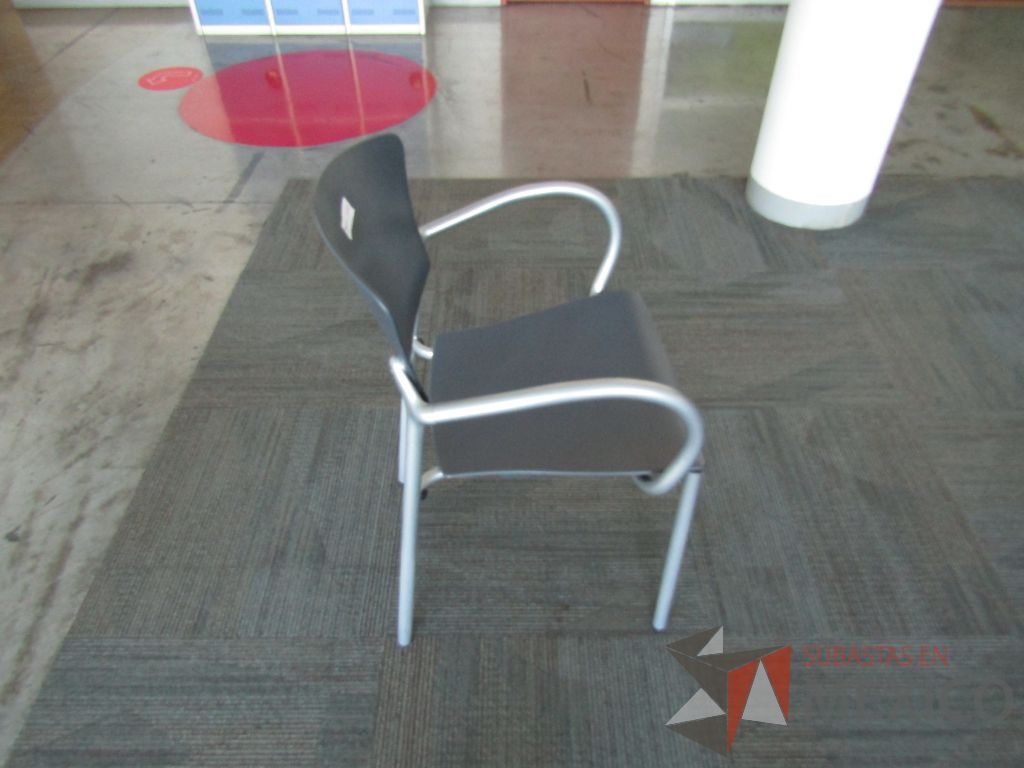 Lote 259 - Silla fija, descansabrazos fijo, asiento y respaldo en plástico color gris estructura metálica - Imagen 3