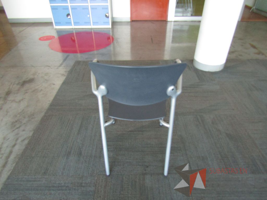 Lote 259 - Silla fija, descansabrazos fijo, asiento y respaldo en plástico color gris estructura metálica - Imagen 4