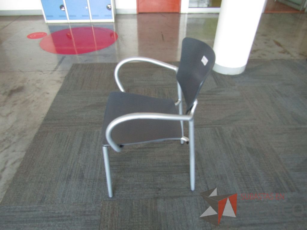 Lote 259 - Silla fija, descansabrazos fijo, asiento y respaldo en plástico color gris estructura metálica - Imagen 5