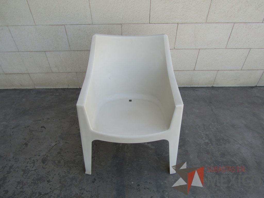 Lote 045 - Silla fija, asiento y respaldo en plástico color blanco.