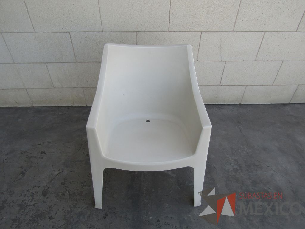 Lote 045 - Silla fija, asiento y respaldo en plástico color blanco. - Imagen 2